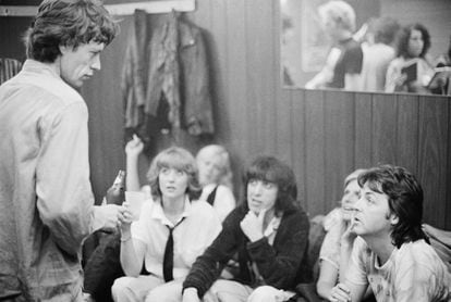 Paul y Linda McCartney, a la derecha, en el camerino de los Stones con Mick Jagger y Bill Wyman, entre otros, en Nueva York el 19 de junio de 1978.