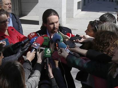 El líder de Podemos, Pablo Iglesias, a su salida de la Audiencia Nacional tras declarar como perjudicado del caso de la guerra sucia de la 'policía patriótica' contra él y Podemos, el pasado miércoles. En vídeo, su entrevista en 'Hoy por Hoy' de la Cadena SER, este viernes.