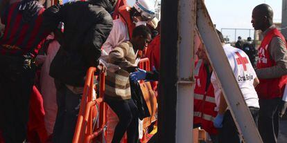 Cruz Roja atiende a los inmigrantes llegados a Almer&iacute;a, el viernes.