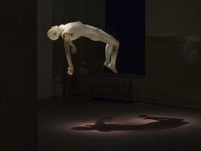 'La culpa', obra de Cecilia Paredes instalada en la exposición de Tabacalera en Madrid.