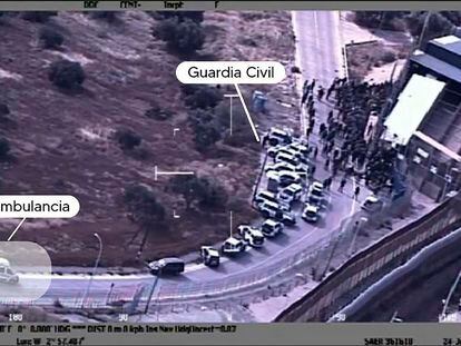 Fotograma que muestra dónde se situó la ambulancia en el momento en el que la Guardia Civil intentaba contener a centenas de personas que lograron entrar en Melilla.