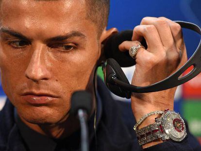 Cristiano Ronaldo durante la conferencia de prensa de este lunes en Old Trafford con el exclusivo reloj en su muñerca.