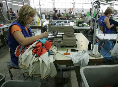 Trabajadoras de la empresa textil Ferrys en la localidad de Canals (Valencia).