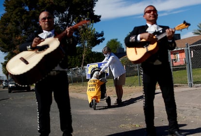 Una pareja de mariachis toca para promover la importancia del voto latino y el apoyo al candidato presidencial demócrata de Estados Unidos, Joe Biden, en Phoenix (Arizona) el 31 de octubre.