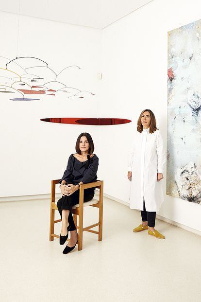 Isabel (sentada) y Elvira Mignoni crecieron rodeadas de arte. Desde 2017 dirigen la Galería Elvira González, de Madrid, creada por su madre. En la imagen, en su despacho entre obras de Alexander Calder, Olafur Eliasson y Miquel Barceló.