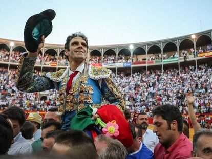 José Tomás, sale a hombros de la plaza de Granada, este sábado.