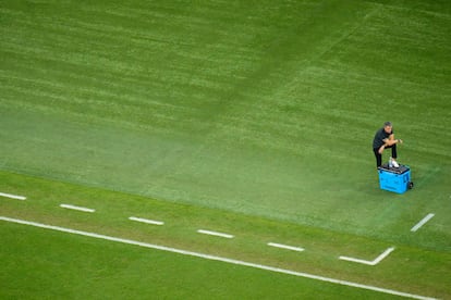 Luis Enrique, observando el partido desde la banda.