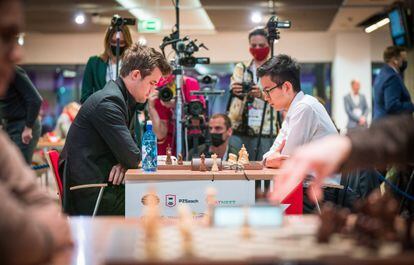Un momento de la partida entre Carlsen (izquierda) y Abdusattórov, este martes en el Mundial de Rápidas de Varsovia