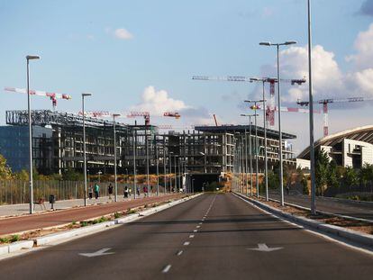 El Centro Acu&aacute;tico (izquierda), a medio construir, junto al estadio de La Peineta, tambi&eacute;n en obras, en el distrito de San Blas.