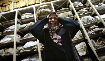 Aida Civic,refugiada bosnia, horrorizada tras entrar, en diciembre de 2002,  en un dep&oacute;sito con los restos de casi 3.500 asesinados, la mayor&iacute;a de Srebrenica.  