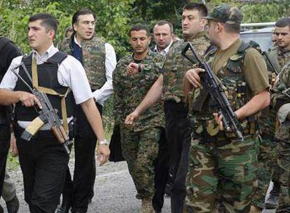 El presidente de Georgia, Mijail Saakashvili (segundo por la izquierda), en una visita al Ejército.