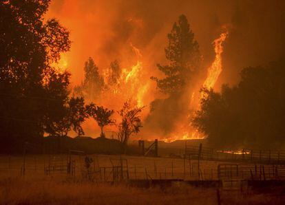 El fuego se extiende por un condado en el norte de California.
