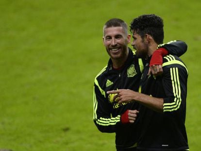 Diego Costa bromea con Sergio Ramos.