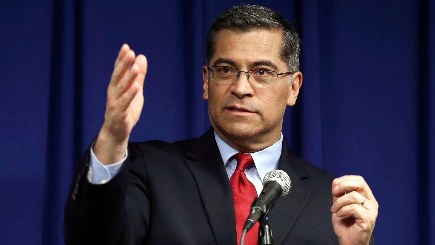 El fiscal de California, Xavier Becerra, nominado a secretario de salud.
