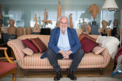 Manuel Gutiérrez Aragón, fotografiado en su casa de Madrid.