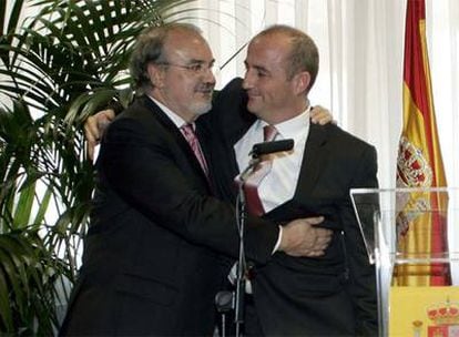 Pedro Solbes (a la izquierda) y Miguel Sebastián se abrazan en la toma de posesión del segundo como ministro de Industria.
