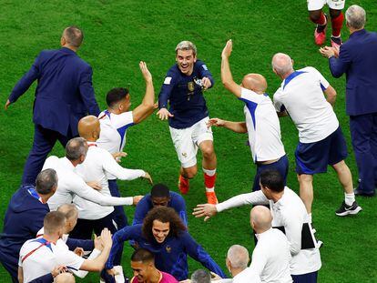 Los jugadores franceses, con Antoine Griezmann en último lugar, celebran el pase a la final con parte del cuerpo técnico.
