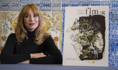 La ilustradora Paula Bonet, junto a su cartel en la Casa de la Panadería de Madrid este lunes.