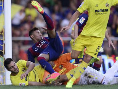 Neymar cae, en un ataque del Bar&ccedil;a.