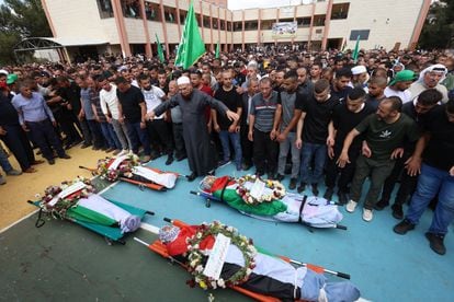 Decenas de personas asisten al funeral de cuatro palestinos que murieron en enfrentamientos con colonos israelíes en la aldea de Qusra (Cisjordania), este jueves.