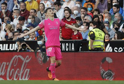 El delantero croata de Osasuna Ante Budimir celebra su gol, segundo del equipo navarro al Valencia (1-2).