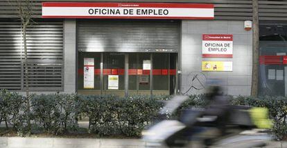 La puerta de una oficina de empleo en Madrid, en el Paseo de las Acacias