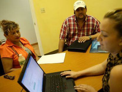 Dos ciudadanos de Miami reciben asistencia para contratar un seguro m&eacute;dico. 