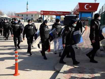 Policías antidisturbios vigilan el tribunal de la prisión de Sincan, en Ankara, donde este miércoles se leyó la sentencia a 497 acusados por golpismo.
