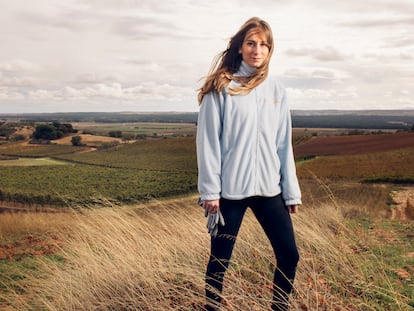 Celia Vizcarra, de 23 años, formada como enóloga y con experiencia en distintas regiones vinícolas del mundo, está plenamente incorporada a la bodega de su familia en Ribera del Duero.