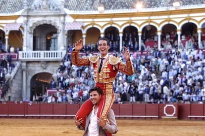 Pepe Moral, a hombros la tarde de su triunfo en la pasada Feria de Abril.