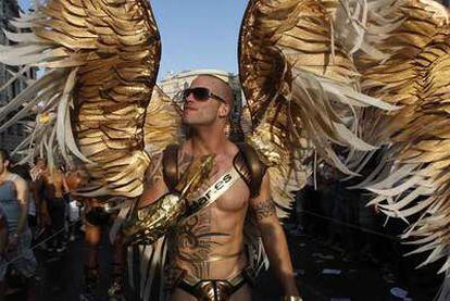 Un participante disfrazado de guerrero alado, en el desfile que se celebró el año pasado en el centro de la capital con motivo de las fiestas del Orgullo Gay.