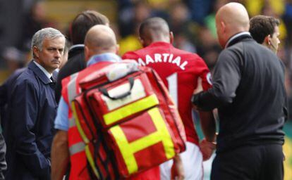 Mourinho observa a Martial, en el momento en que se retira del campo.