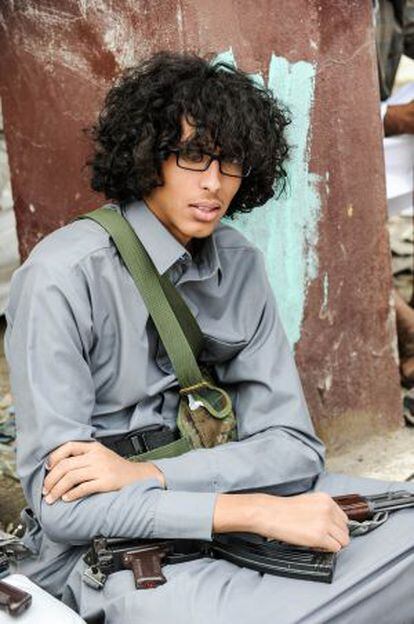 Abdalá S. de 16 años se suma a la milicia huthi Ansar Alá, en Yemen, tras el cierre de las instalaciones educativas en el país el pasado mes de marzo.