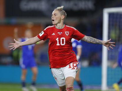 La futbolista Jessica Fishlock celebra un gol con la selección femenina de Gales.