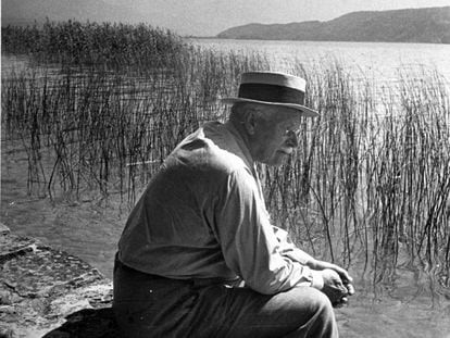 Carl Jung, en la orilla del lago Zúrich en 1949.