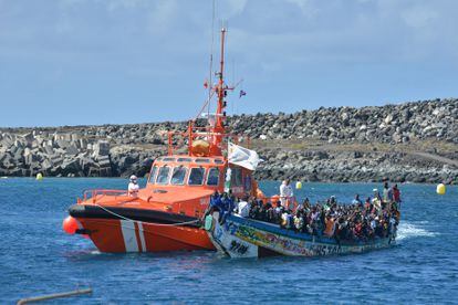 Un cayuco con 320 personas a bordo en el puerto de La Restinga (El Hierro).
