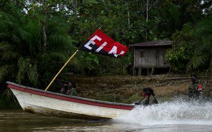 Guerrilleros del ELN en el selvático departamento del Chocó, en el Pacífico colombiano.