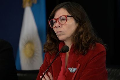 Silvina Batakis, ministra argentina de Economía, hace anuncios económicos desde la sede de Hacienda en Buenos Aires, este 11 de julio.