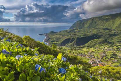 Aunque muchos asocien su nombre solo con un anticiclón, las nueve islas que componen el archipiélago de las Azores son el destino perfecto para los amantes de la naturaleza. Altas montañas, cascadas y una exuberante vegetación caracterizan estas islas de origen volcánico que muchos comparan con un paraíso en mitad del Atlántico. 