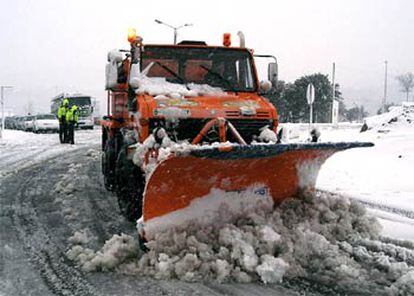 Miles de camiones, bloqueados por la nieve durante horas en la frontera con Francia