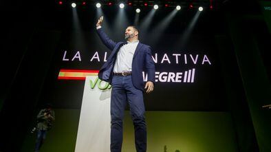 El presidente de VOX, Santiago Abascal, ante el público en el acto central de la Asamblea General Ordinaria del partido en el Palacio de Vistalegre (Madrid) este domingo.