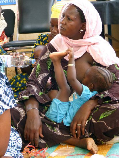 Una beneficiaria del programa contra la malnutrición de los primeros fondos fiduciarios europeos para Senegal aprobados en noviembre en La Valeta (Malta) da de mamar a su hija, en la región senegalesa de Matam.