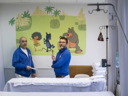 Manu, a la izquierda, y Guillaume frente a un mural de &#039;El Libro de la Selva&#039;.