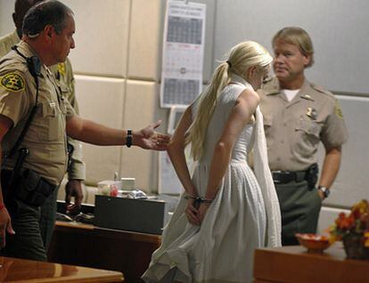 Lindsay Lohan abandona la corte superior de Los Ángeles esposada.