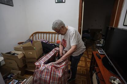 Teresa Sarmiento recoge sus pertenencias.