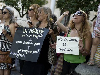 Concentración en Sevilla en apoyo a la víctima de una violación en grupo en Manresa en 2016.