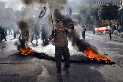 Un militar jubilado sostiene una bandera del Ejército libanés durante una manifestación en Beirut 
