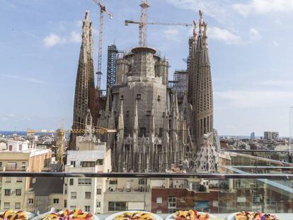 La Sagrada Família des de la terrassa d'un hotel proper.