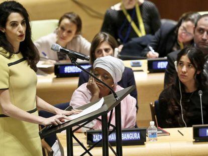 La abogada Amal Clooney ofreciendo un discurso en la ONU, el 9 de marzo de 2017.