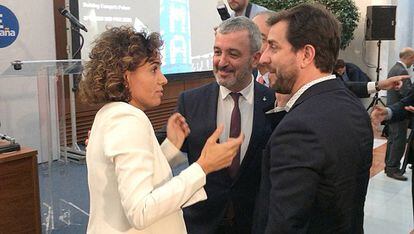 La ministra de Sanidad, Dolors Montserrat, con el teniente de alcalde del Ayuntamiento de Barcelona y el conseller de Salud.